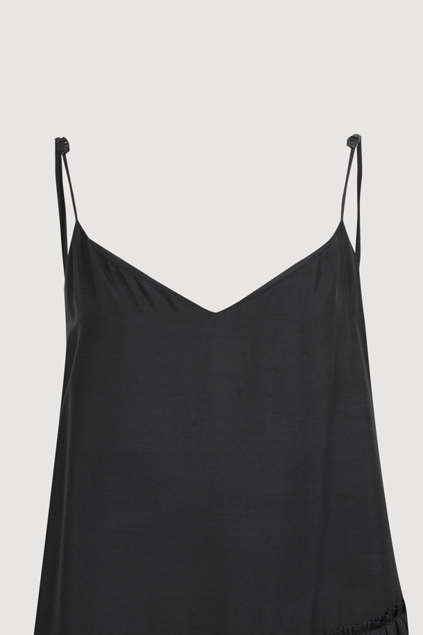 [Atelier] 플리츠 포인트 슬립 드레스 (블랙)는 여성스러운 실루엣을 강조하는 A라인 맥시 원피스입니다. 부드러운 레이온 소재로 제작되어 편안한 착용감을 선사하며, 사계절 내내 활용 가능한 실용적인 아이템입니다. 플리츠 디테일이 유니크한 포인트를 더하고, 비대칭 절개선과 사이드 트임이 세련된 무드를 연출합니다. 스트랩 네크라인과 어깨끈 길이 조절 기능으로 체형에 맞게 핏을 조절할 수 있으며, 아틀리에 레터링 테이프 디테일이 은은한 포인트를 더합니다. 데이트룩, 카페룩, 모임룩 등 다양한 TPO에 클래식하고 미니멀한 스타일을 연출해보세요.
