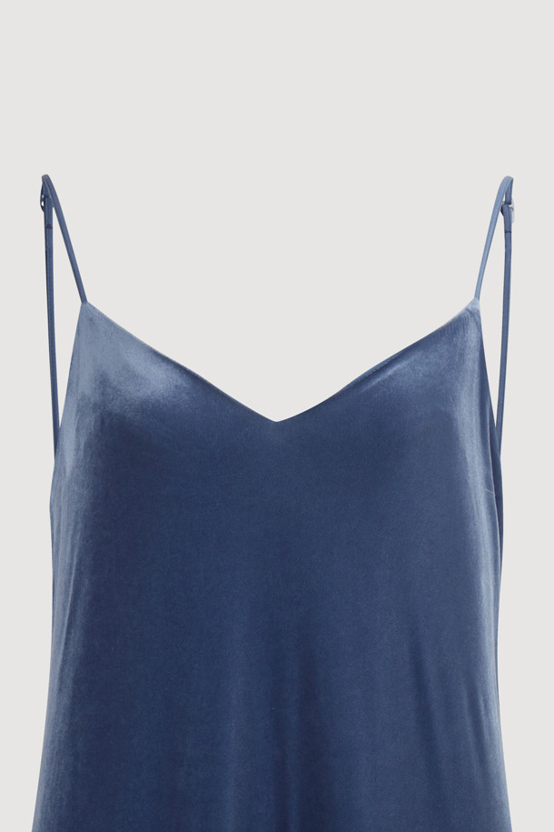 [Atelier] 벨벳 슬립 롱 드레스는 부드러운 벨벳 소재로 제작되어 은은한 광택과 고급스러운 분위기를 자아냅니다. 스퀘어넥과 A라인 실루엣, 루즈핏으로 편안하면서도 우아한 스타일을 연출하며, 민소매 디자인과 얇은 두께감으로 가을, 겨울 시즌 레이어드 룩에도 활용하기 좋습니다. 비대칭 절개선과 프릴 디테일, 사이드 트임이 돋보이며, 어깨끈 길이 조절이 가능하여 체형에 맞게 핏을 조절할 수 있습니다. 데이트룩, 연말 모임룩 등 특별한 날, 클래식하면서도 로맨틱한 무드를 더해줄 아이템입니다. 아틀리에 레터링 테이프로 섬세함을 더했습니다.
