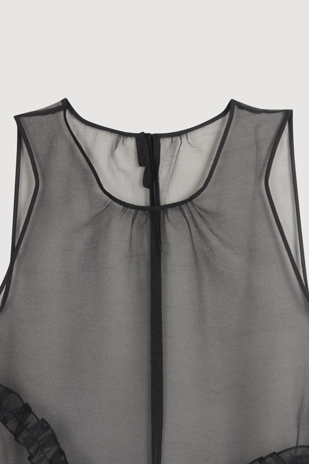 블랙 색상의 Sleeveless Layering Frill Dress (슬리브리스 레이어링 프릴 드레스)입니다. 얇은 두께감의 오간자 소재로 제작되어 봄, 여름 시즌에 시원하게 착용하기 좋습니다. 캐주얼하고 유니크한 무드를 연출하며, 비대칭 셔링 디테일과 레이어드 스타일의 프릴 치마가 특징입니다. 뒤 테이프 장식으로 포인트를 더했으며, 루즈핏으로 편안한 착용감을 선사합니다. 데이트룩, 카페룩, 여행룩 등 다양한 TPO에 맞춰 스타일리시하게 연출할 수 있습니다. 미니멀, 로맨틱, 캐주얼 스타일을 즐겨 입는 여성분들께 추천합니다.
