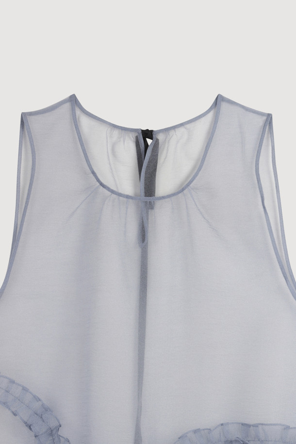 슬리브리스 레이어링 프릴 드레스 (grey)는 오간자 소재의 여성용 민소매 원피스입니다. 비대칭 셔링 디테일과 뒤 테이프 장식이 유니크한 스타일을 연출하며, 얇고 비침이 있는 레이어드 스타일로 시원하게 착용할 수 있습니다. 라운드 넥 디자인에 루즈핏으로 편안함을 더했으며, 봄, 여름 시즌 데이트룩, 카페룩, 여행룩 등 다양한 TPO에 활용하기 좋습니다. 미니멀, 로맨틱, 시크한 무드를 동시에 즐길 수 있는 아이템입니다.
