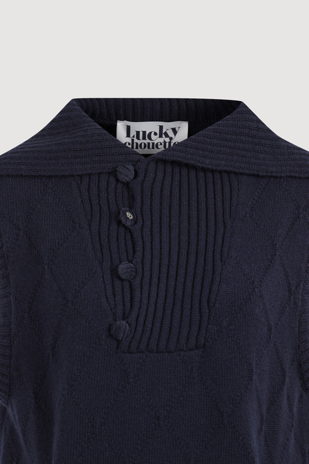 베스트  knit 드레스 (dark navy)는 부드러운 울, 나일론, 캐시미어 혼방 소재로 제작되어 포근한 착용감을 선사합니다. 톤 다운된 다크 네이비 컬러와 아가일 패턴이 클래식하면서도 캐주얼한 무드를 자아냅니다. 민소매 디자인에 하이넥 베스트 연출이 가능하며, 레이어드 스타일링으로 다양한 분위기를 연출할 수 있습니다. 넉넉한 루즈핏으로 편안하며, 세일러 카라 디테일이 사랑스러운 포인트를 더합니다. 속주머니가 있어 실용적이며, 가을, 겨울철 데일리룩, 모임룩, 카페룩 등 폭넓게 활용하기 좋습니다.
