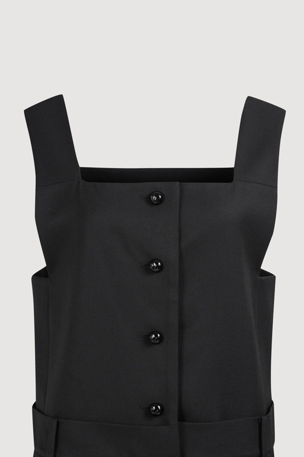 [Atelier] 리본 포인트 점프수트 (블랙)는 가을, 겨울 시즌을 위한 여성 점프수트로, 클래식하면서도 유니크한 스타일을 연출합니다. 부드러운 울 블렌드 소재에 스트레이트 핏으로 편안한 착용감을 선사하며, 스퀘어넥 디자인과 민소매 기장으로 세련된 실루엣을 완성합니다. 앞 중심 버튼 여밈과 허리 리본 매듭, 뒤 포켓 레터링 자수 디테일이 돋보이며, 레이어드하여 다양한 스타일링이 가능합니다. 데이트룩, 모임룩, 겨울 데일리룩 등 다채로운 TPO에 맞춰 클래식, 미니멀, 시크한 무드를 연출해보세요.
