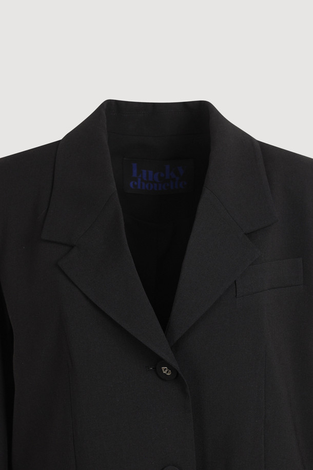 레이온 폴리 프릴 헴 싱글 재킷 (블랙)은 간절기에 적합한 여성용 자켓입니다. 부드러운 레이온과 폴리에스터 혼방 소재로 제작되어 편안한 착용감을 선사하며, 얇은 두께감으로 가볍게 걸치기 좋습니다. 크롭 기장에 프릴 밑단 디테일이 더해져 유니크하고 스타일리시한 분위기를 연출하며, 싱글 버튼 여밈으로 간편하게 착용 가능합니다. 시크, 미니멀, 클래식한 스타일을 즐기는 분들에게 데이트룩, 카페룩, 모임룩 등 다양한 TPO에 활용하기 좋은 아이템입니다.
