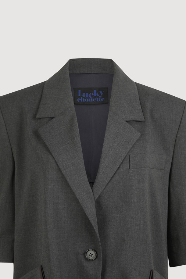 [Re-Order] Poly Single Half Sleeve Jacket (melange grey)는 린넨 소재로 고급스러운 촉감을 선사하며, 멜란지 그레이 컬러가 세련된 느낌을 더하는 여성 자켓입니다. 봄, 여름 시즌에 어울리는 스탠다드핏의 반소매 자켓으로, 일상과 세미포멀 스타일 모두 소화 가능하며, 클래식하면서도 유니크한 무드를 연출합니다. 빅 사이즈 아웃포켓과 테이프 디테일이 특징이며, 원피스 또는 스커트와 매치하면 더욱 멋스럽게 연출할 수 있습니다.
