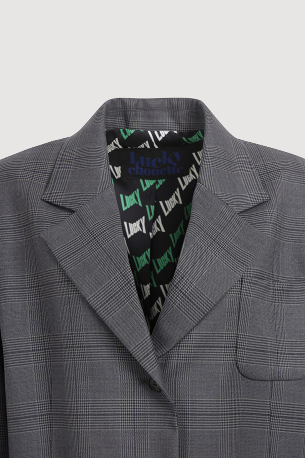 리본 디테일 체크 싱글 재킷 (다크 그레이)은 가을, 겨울 시즌에 어울리는 여성용 아우터입니다. 클래식과 캐주얼 스타일을 모두 소화할 수 있으며, 출근룩, 겨울 데일리룩, 모임룩 등 다양한 TPO에 적합합니다. 울 소재로 제작되어 두꺼운 두께감을 자랑하며, 체크 패턴이 돋보이는 박시핏 싱글 버튼 재킷입니다. 행운을 뜻하는 LUCKY 로고 패턴 안감과 스트라이프 소매 안감, 레터링 테이프 턴업 디테일이 더해져 포인트를 더합니다. 다크 그레이 컬러로 어떤 옷에도 쉽게 매치하여 미니멀한 스타일을 연출할 수 있습니다.
