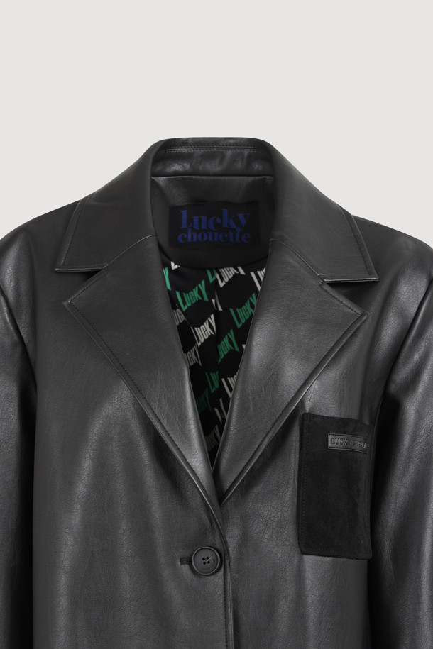 페이크 레더 싱글 재킷 (블랙)은 여성용으로, 봄, 가을에 착용하기 좋은 테일러드 스타일의 재킷입니다. 부드러운 촉감의 인조 가죽과 스웨이드 소재를 사용하여 클래식하면서도 캐주얼한 분위기를 연출합니다. 블랙 컬러의 무지 디자인에 레귤러 기장, 싱글 버튼 여밈 방식으로 제작되었으며, 스트레이트 핏으로 떨어지는 실루엣이 특징입니다. 내부 안감과 가슴 및 아웃 포켓, 로고 와펜 등의 디테일이 더해져 데이트룩, 모임룩, 미니멀룩 등 다양한 스타일에 활용하기 좋습니다.
