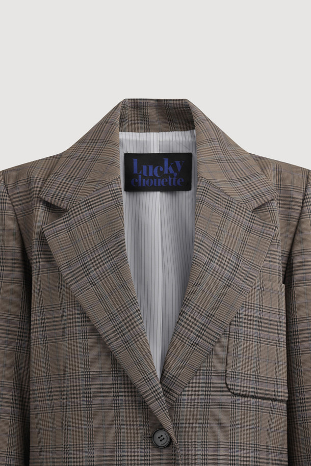 프릴 디테일 체크 싱글 재킷은 브라운과 그레이 컬러의 울블렌드 및 소모 소재로 제작된 여성용 싱글 재킷입니다. 봄, 가을에 착용하기 좋으며, 클래식하고 유니크한 스타일을 연출합니다. 박시핏 크롭 기장으로 세련된 실루엣을 선사하며, 테일러드 코트 타입에 싱글 버튼 여밈 방식입니다. 오피스룩, 모임룩, 데이트룩에 제격이며, 미니멀, 시크한 스타일을 즐기는 분들께 추천합니다.
