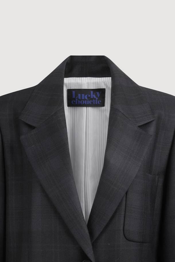 프릴 디테일 체크 싱글 재킷은 가을, 겨울 시즌 여성 고객을 위한 아우터입니다. 톤 다운된 다크 그레이 컬러의 울 소재로 제작되어, 클래식하면서도 유니크한 스타일을 연출합니다. 테일러드 코트 타입에 싱글 버튼 여밈으로 깔끔함을 더했으며, 박시한 핏과 긴 소매 기장으로 편안한 착용감을 선사합니다. 체크 패턴과 프릴 디테일이 믹스앤매치된 디자인으로 오피스룩, 모임룩, 겨울 데일리룩 등 다양한 TPO에 활용 가능하며, 미니멀, 시크한 스타일을 선호하는 분들께 추천합니다.
