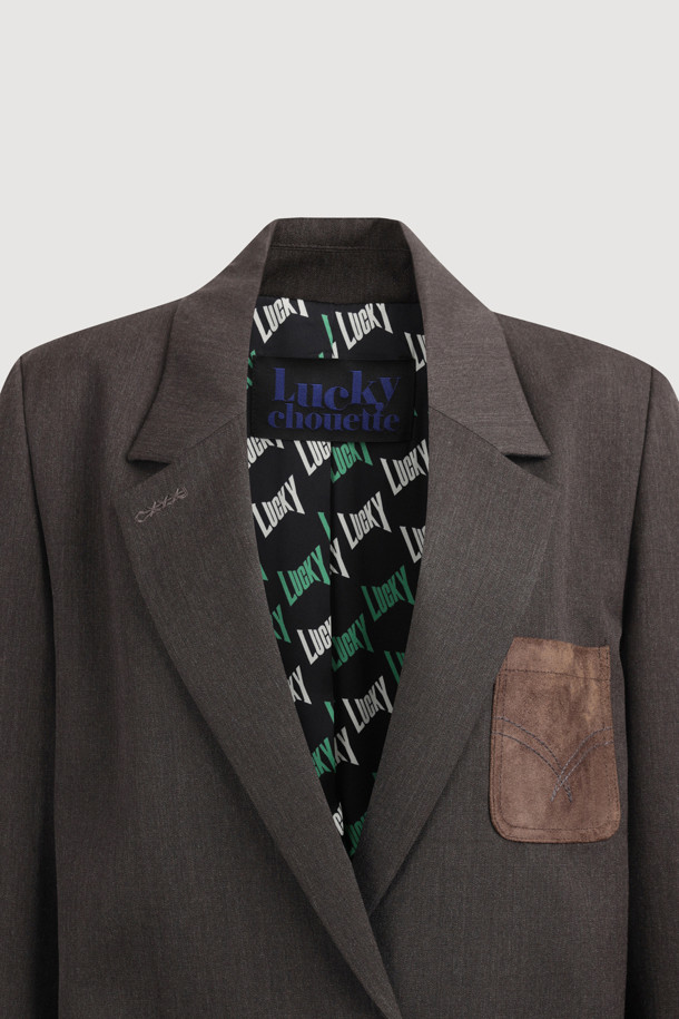 브라운 컬러의 스웨이드 포켓 체크 싱글 재킷입니다. 울과 스웨이드 소재의 조화로 가을, 겨울 시즌에 따뜻하고 포근하게 착용할 수 있습니다. 슬림핏에 크롭 기장으로, 모던하고 클래식한 스타일을 연출하며 오피스룩, 출근룩, 모임룩에 적합합니다. 체크 패턴과 스웨이드 포켓 디테일이 돋보이며, LUCKY 로고 패턴 안감과 소뿔 단추로 고급스러움을 더했습니다. 싱글 버튼 여밈 방식의 두꺼운 두께감으로 시크하고 미니멀한 스타일을 완성할 수 있습니다.
