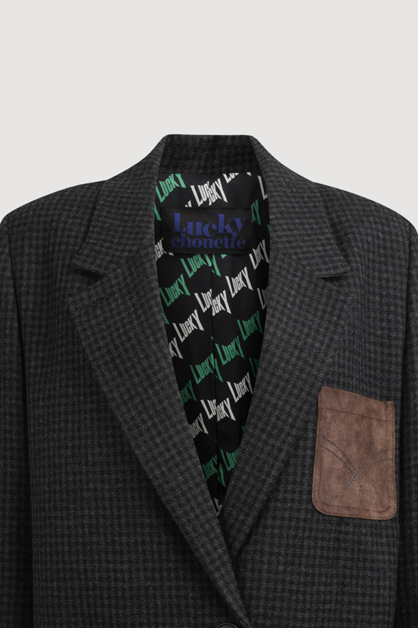 세련된 분위기를 연출하는 스웨이드 포켓 체크 싱글 재킷 (grey)입니다. 여성 고객을 위해 디자인되었으며, 가을과 겨울에 따뜻하게 착용할 수 있습니다. 모던하고 클래식한 스타일을 동시에 만족시키는 체크 패턴과 슬림핏 디자인이 특징입니다. 부드러운 스웨이드와 울 소재, 소뿔 단추, 럭키 로고 안감 디테일로 고급스러움을 더했습니다. 오피스룩, 출근룩, 모임룩 등 다양한 TPO에 활용 가능하며, 클래식, 미니멀, 시크한 스타일을 연출하기 좋습니다.
