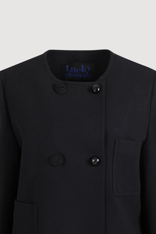 세련된 무드의 라운드 넥 트위드 재킷 (블랙)을 소개합니다. 울과 캐시미어 혼방 소재로 제작되어 부드러운 촉감과 뛰어난 보온성을 자랑하며, 가을과 겨울 시즌에 제격입니다. 클래식하고 엘레강스한 무드를 더하는 체크 패턴과 싱글 버튼 여밈, 루즈핏 디자인이 특징입니다. 금속 단추와 프릴 디테일로 포인트를 주었으며, 럭키 로고 패턴 안감으로 고급스러움을 더했습니다. 오피스룩, 모임룩, 소개팅룩 등 다양한 TPO에 활용 가능하며, 클래식, 미니멀, 시크한 스타일을 연출하기 좋습니다.
