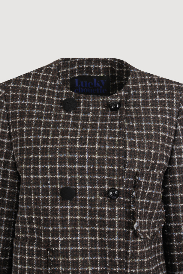 세련된 분위기를 연출하는 라운드넥 트위드 재킷 (멀티 컬러)입니다. 울과 캐시미어 혼방 소재로 제작되어 부드러운 촉감과 두꺼운 두께감으로 따뜻함을 선사합니다. 클래식하고 엘레강스한 무드를 자아내는 체크 패턴과 금속 단추, 프릴 디테일, 비대칭 디자인이 돋보입니다. 넉넉한 루즈핏으로 편안하게 착용 가능하며, LUCKY 로고 패턴 안감이 고급스러움을 더합니다. 봄, 가을 시즌 모임룩, 데이트룩, 오피스룩 등 다양한 TPO에 활용하여 시크하고 미니멀한 스타일을 완성해보세요.
