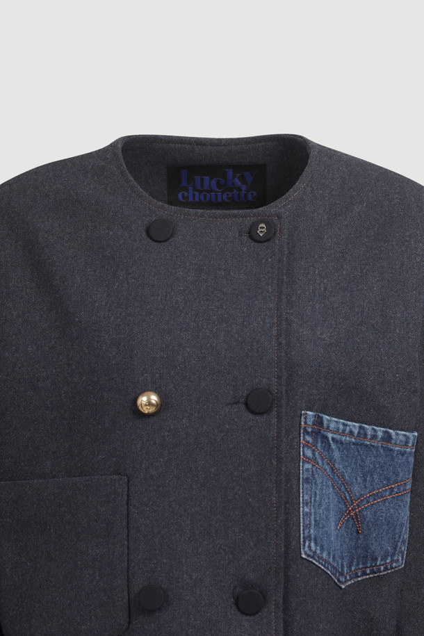 네이비 색상의 No Collar 크롭 더블 재킷입니다. 여성 의류로, 캐주얼, 미니멀, 클래식 스타일을 연출하기 좋습니다. 데이트룩에 잘 어울리며, 봄, 가을에 착용하기 적합합니다. 데님 포켓 디테일과 밑단 프릴 장식이 돋보이며, LUCK 로고 패턴 안감으로 포인트를 더했습니다. 일자핏의 크롭 기장으로, 트렌디한 스타일을 완성해보세요.
