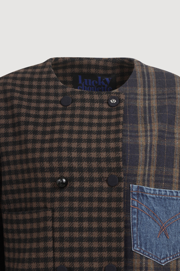 No Collar Crop Double 재킷 (멀티 컬러)는 여성스러운 캐주얼룩을 완성하는 크롭 기장의 데님 자켓입니다. 데이트룩, 모임룩 등 다양한 TPO에 활용 가능하며, 캐주얼과 클래식 스타일을 모두 아우릅니다. 체크 패턴에 데님 포켓 디테일과 밑단 프릴 장식이 여성스러운 무드를 더하고, 일자핏으로 편안하게 착용할 수 있습니다. 안감은 LUCKY 로고 패턴으로 포인트를 주어 소장 가치를 높였습니다. 봄, 가을 시즌에 활용하기 좋은 긴소매 디자인의 멀티 컬러 자켓입니다.
