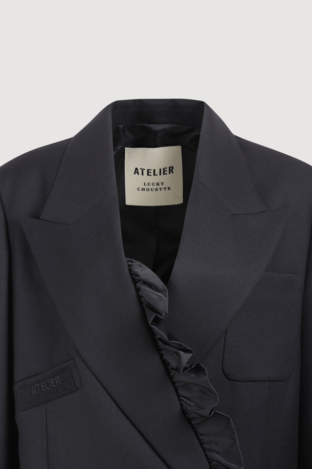 [Re-Order][아뜰리에] 프릴 디테일 테일러드 재킷 (블랙)은 가을과 겨울, 오피스룩, 출근룩, 모임룩에 어울리는 여성용 테일러드 재킷입니다. 클래식하고 엘레강스한 스타일을 연출하며, 세미 Y실루엣 핏과 힙 기장으로 세련된 핏을 선사합니다. 울 소재의 두꺼운 두께감과 단단한 촉감으로 고급스러움을 더했으며, 빅 사이즈 카라와 프릴 디테일, 아틀리에 자수, ATELIER 로고 패턴 안감 등 섬세한 디자인이 돋보입니다. 긴 소매와 어깨 패드, 셔링 디테일, 스트라이프 소매 안감으로 완성도를 높인 블랙 컬러의 무지 재킷입니다.
