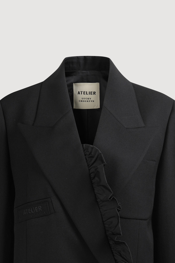 [Re-Order][아틀리에] 프릴 디테일 테일러드 재킷 (블랙)은 가을과 겨울, 오피스룩, 모임룩, 소개팅룩에 어울리는 여성용 테일러드 재킷입니다. 클래식하고 엘레강스한 스타일을 연출하며, 세미 Y 실루엣으로 떨어지는 핏이 특징입니다. 울 소재의 두꺼운 블랙 컬러의 재킷으로, 빅 사이즈 카라와 프릴 디테일, 셔링 디테일, 아틀리에 자수가 고급스러움을 더합니다. 싱글 버튼 여밈 방식과 어깨 패드가 세련된 룩을 완성하며, 스트라이프 및 로고 패턴 안감이 은은한 포인트를 줍니다.
