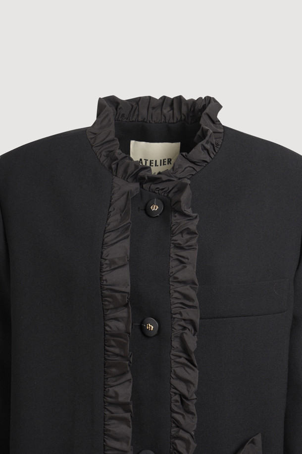 [Atelier] 라운드넥 프릴 트위드 재킷 (블랙)은 가을과 겨울, 당신의 우아함을 돋보이게 해 줄 여성용 아우터입니다. 클래식하고 우아한 스타일을 강조하며, H라인 핏과 톤온톤 블랙 컬러로 시크한 매력을 더합니다. 울 소재에 두꺼운 두께감으로 따뜻함을 선사하며, 라운드넥과 프릴 디테일이 여성스러운 포인트를 더합니다. 어깨 패드, 셔링 디테일, 비대칭 포켓, 로고 패턴 안감, 스트라이프 소매 안감 등 섬세한 디테일이 돋보이는 이 재킷은 오피스룩, 모임룩, 연말 모임룩까지 폭넓게 활용 가능합니다.
