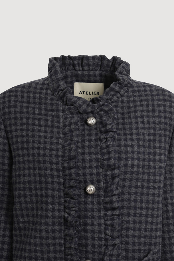 [Atelier] 라운드 넥 프릴 트위드 재킷 (멀티 컬러)은 클래식하면서도 유니크한 매력을 선사하는 여성용 아우터입니다. 가을, 겨울 시즌에 어울리는 두꺼운 울 소재로 제작되어 따뜻함을 더하며, 중힙 기장의 H라인 핏으로 세련된 실루엣을 연출합니다. 멀티 컬러 체크 패턴에 프릴 디테일, 셔링 디테일, 비대칭 포켓, 로고 패턴 안감, 스트라이프 소매 안감 등 섬세한 디자인 요소가 돋보입니다. 라운드 넥 디자인과 버튼 여밈 방식으로 편안하게 착용할 수 있으며, 데이트룩, 모임룩, 겨울 데일리룩 등 다양한 TPO에 맞춰 클래식, 미니멀, 시크한 스타일을 완성해보세요.
