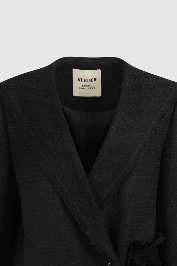 [Atelier] 세일러 트위드 재킷 (블랙)은 클래식과 유니크 스타일을 동시에 느낄 수 있는 여성용 아우터입니다. 봄, 가을에 어울리는 중간 두께감의 트위드 소재로 제작되었으며, 세일러 카라 디자인과 블랙 컬러가 시크한 분위기를 연출합니다. 힙 기장의 레귤러핏 싱글 버튼 자켓으로, 니트 프릴 디테일과 포켓 수술 장식이 돋보입니다. [Atelier] 로고 패턴 안감과 금속 로고 버튼이 고급스러움을 더하며, 데이트룩, 오피스룩, 모임룩 등 다양한 TPO에 활용하기 좋습니다.
