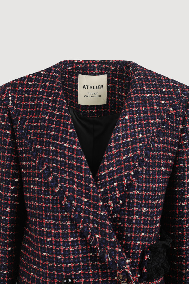 [Atelier] 세일러 트위드 재킷 (네이비)는 여성스러운 무드를 자아내는 트위드 재킷입니다. 세일러 카라와 니트 프릴 디테일이 돋보이며, 힙 기장의 레귤러 핏으로 제작되었습니다. 네이비 컬러의 트위드 소재는 클래식하면서도 유니크한 스타일을 연출하며, 싱글 버튼 여밈과 금속 로고 버튼으로 고급스러움을 더했습니다. 안감은 ATELIER 로고 패턴으로 마감되었으며, 포켓 수술 장식이 포인트입니다. 데이트룩, 오피스룩, 모임룩에 모두 잘 어울리는 아이템입니다.
