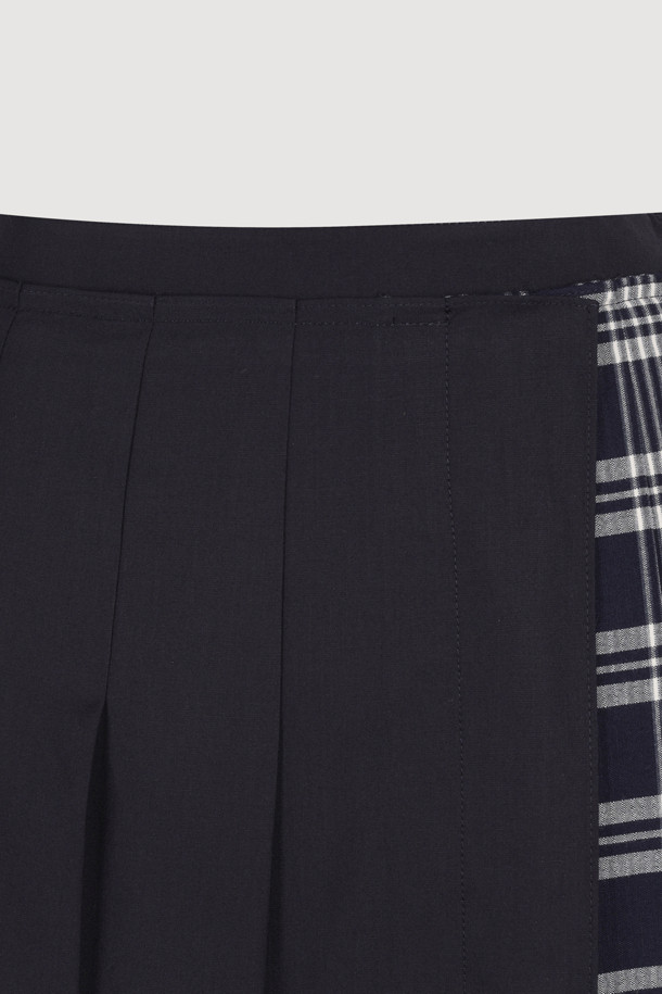 머테리얼 믹스 플리츠 롱 스커트 (멀티 컬러)는 체크와 솔리드 패턴을 믹스하여 캐주얼하면서도 세련된 스타일을 연출합니다. 블랙과 네이비 두 가지 색상으로 출시되어 다양한 상의와 매치하기 용이하며, 겨울철 데일리룩에 활용하기 좋습니다. 옆 지퍼 여밈과 앞 슬릿 디테일이 편안한 착용감과 활동성을 제공합니다. 플리츠 핏의 롱 스커트로 클래식하고 미니멀한 무드를 더해줍니다.
