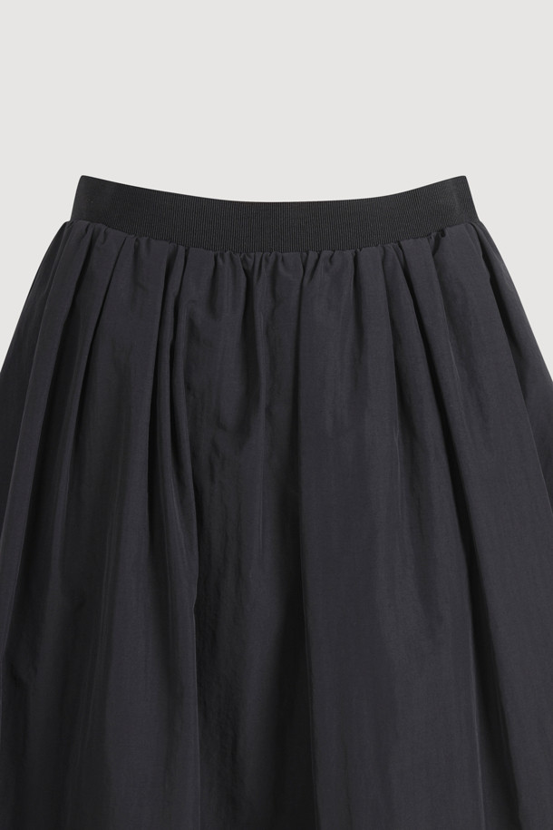 솔리드 밴딩 미디 스커트 (블랙)는 캐주얼하면서도 유니크한 스타일을 연출하는 여성 미디 스커트입니다. 허리 밴딩과 옆 라인 지퍼 디테일로 편안한 착용감을 선사하며, 턱 셔링과 밑단 러플 디자인이 더해져 볼륨감 있는 A라인 핏을 완성합니다. 사계절 내내 활용 가능하며, 동네 마실룩이나 카페룩 등 다양한 TPO에 잘 어울립니다. 캐주얼, 미니멀, 클래식 스타일을 선호하는 분들께 추천합니다. 나일론과 폴리에스터 혼방 소재로 제작되어 부드러운 촉감을 느낄 수 있습니다.
