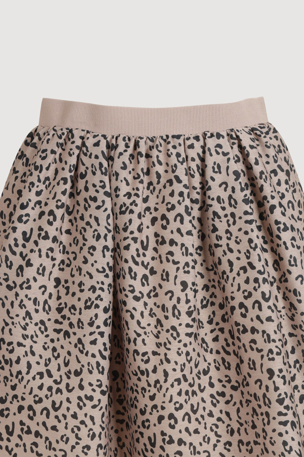 레오파드 밴딩 미디 스커트(브라운)는 여성스러운 룩을 연출하는 데 최적의 아이템입니다. 브라운 컬러의 레오파드 패턴이 유니크한 무드를 더하며, A라인 핏으로 다리가 더욱 슬림해 보이는 효과를 줍니다. 허리 밴딩과 밑단 러플 디테일이 편안함과 스타일리시함을 동시에 선사하며, 데이트룩, 모임룩, 카페룩 등 다양한 TPO에 활용 가능합니다. 나일론과 폴리에스터 혼방 소재로 제작되어 사계절 내내 즐겨 입을 수 있으며, 클래식, 레트로, 미니멀 등 폭넓은 스타일을 소화합니다. 옆 지퍼 디테일로 편안하게 착용할 수 있습니다.
