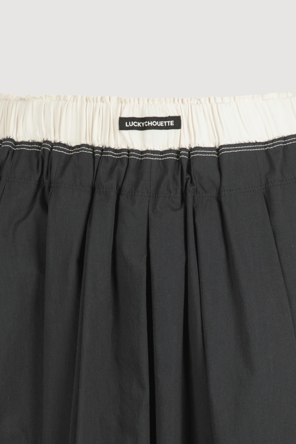 부드러운 면 소재로 제작되어 편안한 착용감을 선사하는 Pleats Banding Long Skirt (다크 네이비)입니다. 허리 밴딩과 A라인 & 플리츠 디자인으로 캐주얼하면서도 베이직한 스타일을 연출하며, 얇은 두께감으로 봄, 여름, 가을 시즌에 활용하기 좋습니다. 바이오 가공 처리와 허리 배색, 로고 테이프 디테일이 돋보이는 여유핏 롱스커트입니다.
