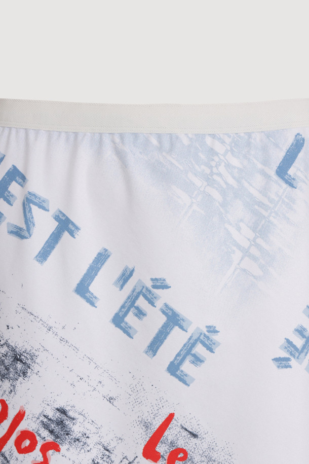 화사한 화이트 컬러의 Print Jersey Banding 미디 스커트입니다. 부드러운 저지 소재에 레터링 & 프린트 패턴으로 캐주얼하고 스포티한 무드를 연출합니다. 허리 밴딩과 얇은 두께, H라인 핏으로 편안하면서도 스타일리시하게 봄, 여름, 가을 시즌 데일리룩을 완성해보세요.
