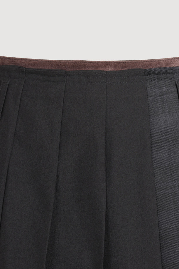 텍스쳐 블록 플리츠 미디 스커트 (블랙)는 가을, 겨울 시즌에 어울리는 여성용 미디 스커트입니다. H라인과 플리츠 디테일이 돋보이는 디자인으로, 클래식하면서도 유니크한 스타일을 연출합니다. 울 혼방 소재에 두꺼운 두께감으로 따뜻하게 착용할 수 있으며, 체크 패턴이 세련된 포인트를 더합니다. 허리 부분 브라운 스웨이드 배색과 옆 라인 지퍼, 벨트고리 디테일이 돋보이며, 로우라이즈 스타일 연출도 가능합니다. 오피스룩, 모임룩, 겨울 데일리룩 등 다양한 TPO에 활용 가능한, 미니멀하고 시크한 매력의 스커트입니다.
