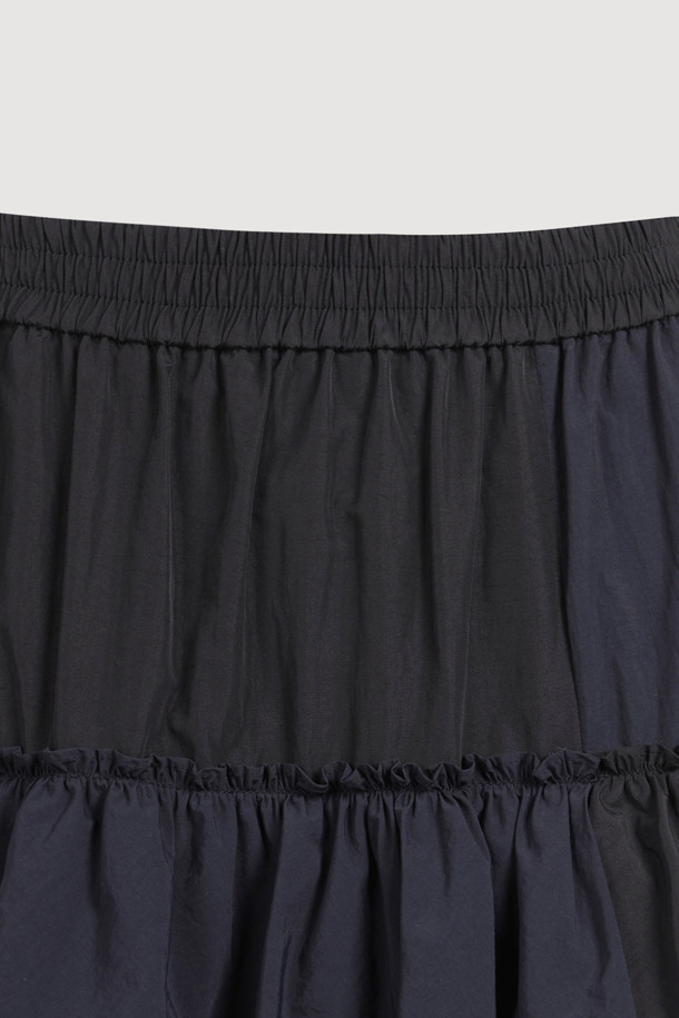 프릴 포인트 밴딩 롱 스커트 (black)는 유니크하면서도 클래식한 무드를 연출하는 여성용 스커트입니다. 얇은 두께감의 나일론 소재로 제작되어 사계절 내내 편안하게 착용 가능하며, A라인 핏으로 여성스러운 실루엣을 선사합니다. 허리 밴딩 디자인과 맥시 기장, 언밸런스 절개라인, 프릴 디테일이 어우러져 캐주얼하면서도 세련된 스타일을 완성합니다. 데이트룩, 카페룩, 여행룩 등 다양한 TPO에 활용할 수 있는 웨어러블 아이템입니다. 미니멀, 클래식, 캐주얼 스타일을 즐겨 입는 분들께 추천합니다.
