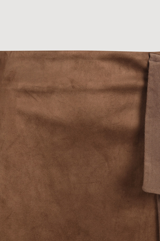 리본 포인트 스웨이드 미니 스커트 (브라운)는 가을, 겨울 시즌에 어울리는 여성용 미니스커트입니다. 부드러운 스웨이드 소재에 H라인 핏으로 클래식하고 유니크한 스타일을 연출합니다. 허리 라인의 벨벳 배색과 리본 디자인, 옆 라인 지퍼 디테일이 돋보입니다. 데이트룩, 겨울 데일리룩, 모임룩 등 다양한 TPO에 활용 가능하며, 오버사이즈 아우터와 매치하면 시크한 스타일을 완성할 수 있습니다.
