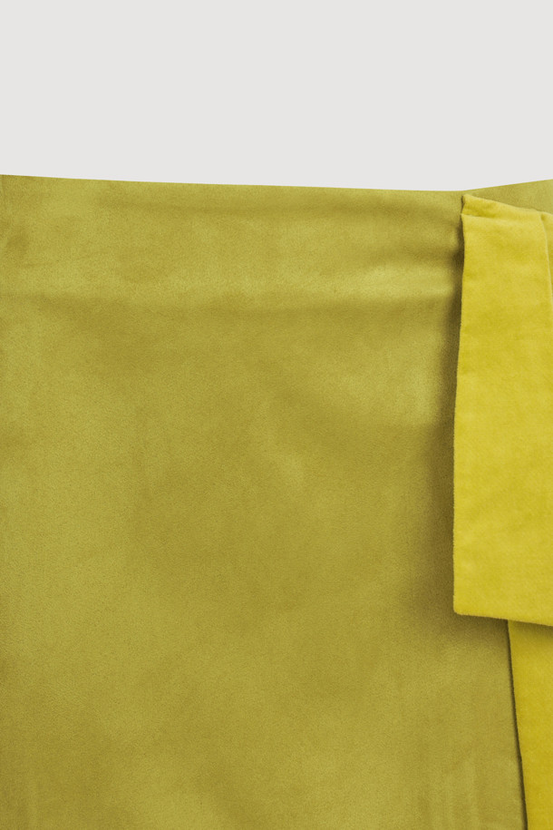 리본 포인트 스웨이드 미니 스커트 (라임)는 부드러운 스웨이드 소재로 제작되어 봄, 가을에 착용하기 좋습니다. H라인 핏과 무지 패턴으로 클래식하면서도 유니크한 스타일을 연출하며, 데일리룩과 모임룩에 모두 잘 어울립니다. 라임 컬러와 벨벳 배색 포인트가 산뜻함을 더하고, 옆 지퍼 여밈으로 편안하게 착용할 수 있습니다. 오버사이즈 아우터와 코디하여 스타일리시한 룩을 완성해 보세요.
