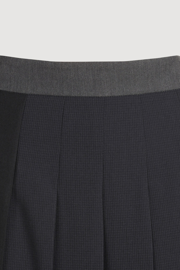 소재 믹스 플리츠 롱 스커트 (블랙)는 유니크하고 캐주얼한 스타일을 연출하는 여성용 스커트입니다. 옆 라인 지퍼와 레터링 테이프로 포인트를 더했으며, 언밸런스 기장과 세 가지 소재 믹스로 독특한 디자인을 완성했습니다. 맥시 기장의 플리츠 스커트로, 데이트룩, 쇼핑룩, 캐주얼, 미니멀, 시크 등 다양한 스타일을 소화할 수 있습니다. 사계절 내내 활용 가능한 블랙 컬러의 롱 스커트로, 매력적인 룩을 연출해 보세요.
