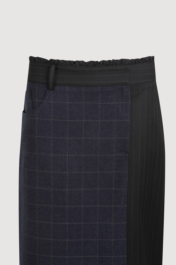 체크 스트라이프 믹스 H라인 롱 스커트 (네이비)는 클래식한 무드의 여성 롱스커트입니다. 데이트룩, 모임룩에 어울리는 디자인으로, 봄, 가을에 착용하기 좋습니다. H라인 핏에 체크와 스트라이프 패턴이 믹스되어 세련된 느낌을 줍니다. 허리 프릴 디테일과 옆 지퍼, 밑단 트임으로 활동성을 더했습니다. 블랙, 네이비, 화이트 등 다양한 색상의 상의와 매치하여 미니멀, 캐주얼 스타일을 연출해보세요.
