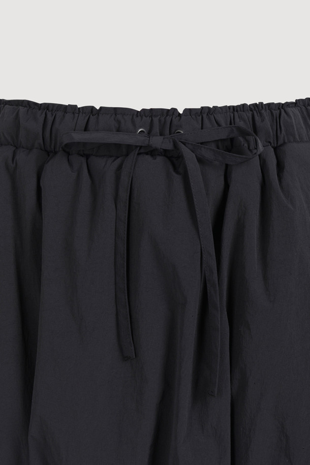 볼륨 패딩 미니 스커트(블랙)는 여성들을 위한 캐주얼 스타일의 겨울철 필수 아이템입니다. 톡톡한 두께감과 부드러운 촉감의 나일론, 스판덱스 혼방 소재로 제작되어 편안한 착용감을 선사합니다. A라인 핏과 볼륨감 있는 실루엣이 다리 라인을 더욱 돋보이게 하며, 허리 밴딩과 아웃포켓, 자수 디테일로 포인트를 더했습니다. 데이트룩, 모임룩, 미니멀, 클래식 등 다양한 스타일 연출이 가능하며 옆 라인 지퍼로 편안하게 착용할 수 있습니다. 무지 디자인의 블랙 컬러로 어떤 상의와도 쉽게 매치하여 스타일리시한 룩을 완성해 보세요.
