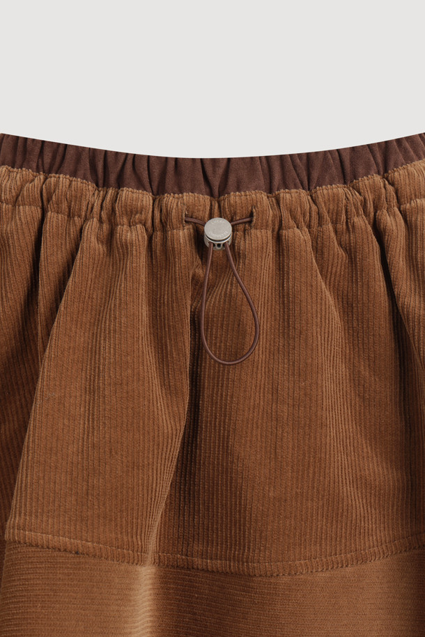 코듀로이 밴딩 미니 스커트(브라운)는 캐주얼, 클래식, 미니멀 스타일을 사랑하는 여성분들을 위한 아이템입니다. 가을, 겨울 시즌에 어울리는 A라인 핏의 미니스커트로, 허리 밴딩과 허리 스웨이드 배색 디테일이 특징입니다. 부드러운 코듀로이와 스웨이드 소재가 따뜻하고 포근한 느낌을 선사하며, 루즈핏 디자인으로 편안한 착용감을 제공합니다. 데이트룩이나 모임룩으로 여성스러우면서도 스타일리시하게 연출해보세요. 볼륨감 있는 실루엣으로 다리가 더욱 길어 보이는 효과를 줍니다.
