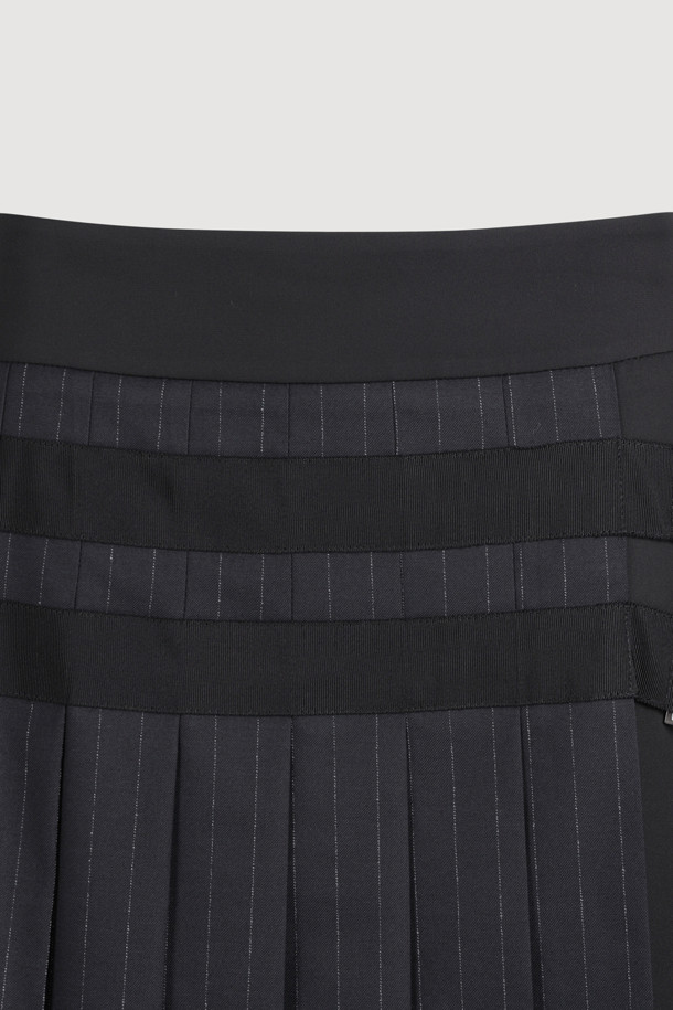 다채로운 매력의 멀티 컬러가 돋보이는 Material Mix 플리츠 롱 스커트입니다. 세 가지 소재를 믹스하여 독특한 질감과 스타일을 연출하며, 옆 라인 지퍼와 옆 밑단 슬릿 디테일로 편안함과 세련미를 더했습니다. 전체 플리츠 디자인과 스트라이프 & 솔리드 패턴의 조화는 클래식하면서도 스타일리시한 무드를 선사합니다. 데이트룩, 모임룩, 출근룩 등 다양한 TPO에 미니멀하고 시크한 스타일을 완성해보세요. 봄, 가을 시즌에 어울리는 롱 스커트로 당신의 패션 감각을 한층 끌어올려 보세요.
