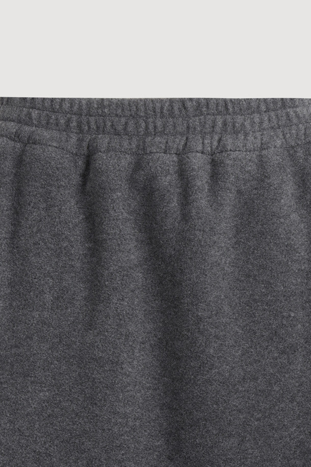 [Re-Order] 프릴 포인트 밴딩 롱 스커트 (grey)는 부드러운 촉감의 후리스 소재로 제작되어 가을, 겨울 시즌에 따뜻하게 착용하기 좋은 여성 롱 스커트입니다. 캐주얼, 미니멀, 클래식 스타일을 모두 아우르는 디자인으로, 허리 밴딩과 넉넉한 루즈핏으로 편안한 착용감을 선사합니다. H라인 핏에 프릴 디테일이 더해져 여성스러운 포인트를 더했으며, 뒷트임과 레터링 자수, 포켓 디테일로 실용성을 높였습니다. 산책룩, 집콕룩 등 다양한 TPO에 활용하기 좋은 그레이 컬러의 무지 롱 스커트입니다.
