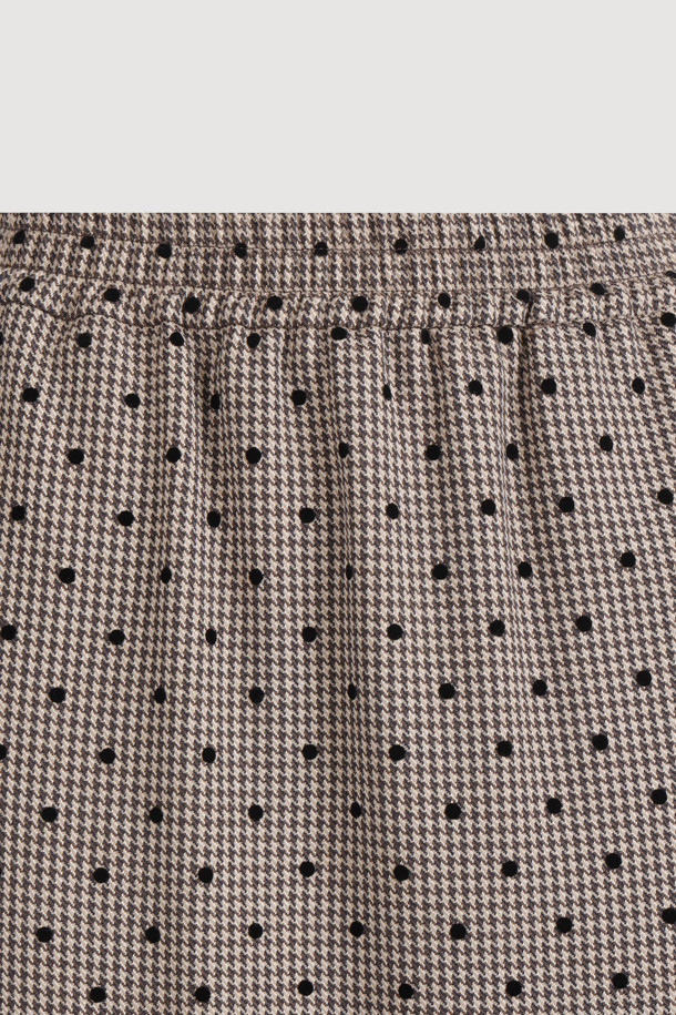 프릴 포인트 체크 밴딩 롱 스커트 (베이지)는 여성스러운 매력을 극대화하는 롱 스커트입니다. 베이지 색상에 체크와 도트 패턴이 은은하게 조화되어 페미닌한 무드를 연출합니다. 허리 밴딩 디자인으로 편안한 착용감을 선사하며, H라인 핏과 루즈핏의 조화로 자연스러운 실루엣을 만들어줍니다. 프릴 디테일, 뒤 트임, 뒤 포켓, 레터링 자수 디테일이 돋보이며, 데이트룩, 모임룩 등 다양한 TPO에 활용 가능합니다. 클래식, 미니멀, 로맨틱 스타일을 즐겨 입는 분들께 추천합니다.
