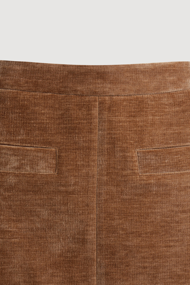 헤임 자수 벨벳 미니 스커트(브라운)는 부드러운 벨벳 소재, H라인 핏으로 클래식한 무드를 연출합니다. 밑단 자수 디테일이 돋보이며, 가을, 겨울 시즌에 어울리는 두꺼운 두께감으로 따뜻하게 착용할 수 있습니다. 뒷면 지퍼 클로징으로 편안하게 착용 가능하며, 데이트룩, 모임룩, 연말 모임룩 등 다양한 TPO에 활용 가능합니다. 미니멀, 시크 스타일에 매치하여 세련된 스타일을 완성해 보세요. 브라운 컬러로 어떤 상의와도 쉽게 어울립니다.
