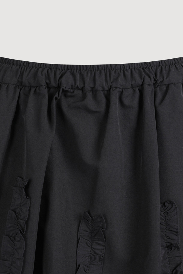 **프릴 포인트 밴딩 롱 스커트 (블랙)**는 여성스러운 무드를 연출하는 캐주얼 스타일의 롱 스커트입니다. 면과 폴리에스테르 혼방 소재로 제작되어 편안한 착용감을 선사하며, 사계절 내내 활용하기 좋습니다. A라인 핏에 프릴 디테일이 더해져 볼륨감 있는 실루엣을 완성하며, 밴딩 허리 디자인으로 편안함을 더했습니다. 데이트룩, 산책룩 등 다양한 TPO에 미니멀, 클래식 스타일로 연출하여 세련된 분위기를 낼 수 있습니다. 블랙 컬러의 무지 디자인으로 어떤 상의와도 매치하기 용이하여 활용도가 높습니다.
