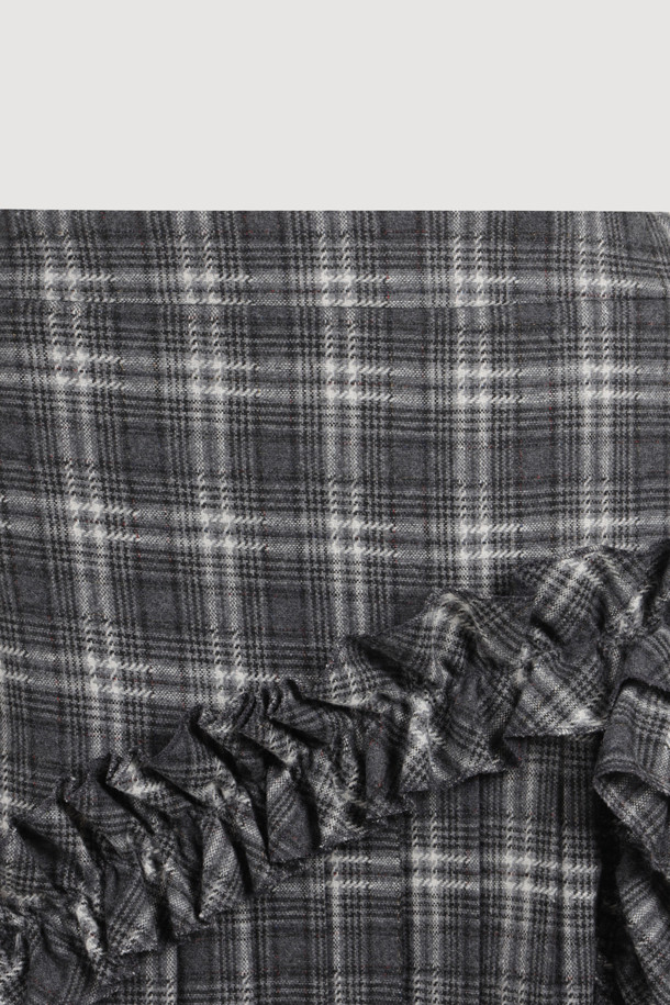 다크 그레이 컬러의 Check Wrinkle 미디 스커트입니다. 울 소재로 제작되어 부드러운 촉감과 두께감으로 가을, 겨울 시즌에 따뜻하게 착용할 수 있습니다. 클래식한 무드의 A라인 핏에 체크 패턴이 더해져 고급스러운 느낌을 주며, 오피스룩, 출근룩, 모임룩 등 다양한 TPO에 활용 가능합니다. 옆 지퍼 여밈과 셔링, 주름 디테일이 특징이며, 필링에 주의하여 관리해야 합니다. 미니멀한 스타일을 즐겨 입는 여성분들께 추천합니다.
