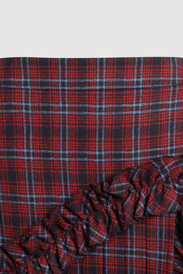 클래식한 매력의 Check Wrinkle 미디 스커트(레드)를 소개합니다. 울 소재로 제작되어 가을, 겨울 시즌에 따뜻하게 착용할 수 있으며, A라인 핏과 플리츠, 셔링 및 주름 디테일이 여성스러운 실루엣을 연출합니다. 체크 패턴과 두께감 있는 소재는 클래식하면서도 세련된 스타일을 완성하며, 미디 기장으로 다양한 TPO에 활용 가능합니다. 오피스룩, 모임룩, 데이트룩 등 격식 있는 자리에도 잘 어울리는 아이템입니다. 옆 지퍼 디테일로 편안한 착용감을 선사합니다.
