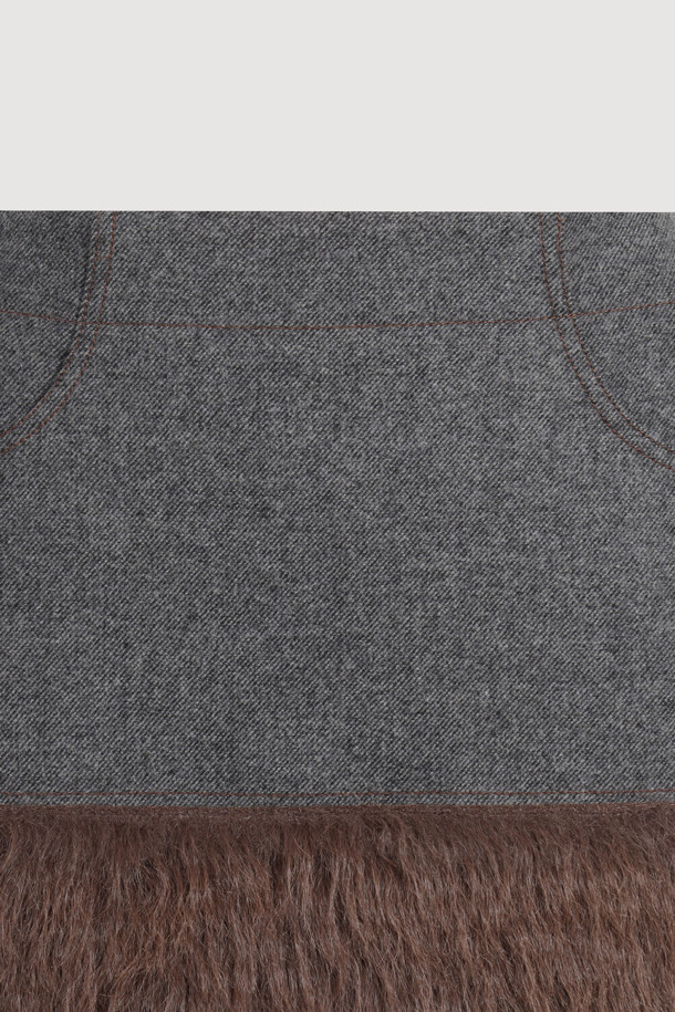 멜란지 그레이 컬러의 페이크 퍼 미니 스커트입니다. 울 혼방 소재의 부드러운 촉감과 두꺼운 두께감으로 가을, 겨울철 따뜻하게 착용할 수 있습니다. 캐주얼, 클래식, 미니멀 스타일 모두 소화 가능하며, A라인 핏과 세미 A라인 핏으로 여성스러운 실루엣을 연출합니다. 페이크 퍼 배색 디테일과 뒤 중심 지퍼 디테일이 돋보이며, 모임룩으로 활용하기 좋습니다. 트윌 조직과 뒤판 개발 텍션지를 사용하여 제작되었으며, 필링에 유의하여 관리해야 합니다.
