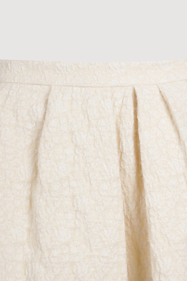 프릴 포인트 헤링본 미디 스커트 (아이보리)는 여성스러운 실루엣을 연출하는 스커트입니다. 울 소재로 제작되어 가을과 겨울에 따뜻하게 착용할 수 있으며, 두꺼운 두께감으로 포근한 착용감을 선사합니다. 클래식하고 유니크한 헤링본 패턴에 A라인 핏으로 다리 라인을 더욱 아름답게 강조합니다. 밑단 러플 배색, 턱 셔링 디테일, 레터링 자수, 옆 지퍼 여밈 디자인이 돋보이며, 오피스룩, 모임룩, 데이트룩 등 다양한 TPO에 활용 가능합니다. 클래식, 미니멀, 시크 스타일을 즐기는 분들께 추천합니다.
