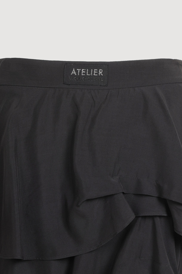 [Atelier] 프릴 포인트 롱 스커트 (블랙)는 여성 고객을 위한 클래식하고 유니크한 스타일의 롱 스커트입니다. 부드러운 레이온 소재로 제작되어 사계절 내내 편안하게 착용할 수 있으며, 세미 A라인 핏으로 여성스러운 실루엣을 연출합니다. 밑단 트임과 리본, 프릴 디테일이 돋보이며, 옆 지퍼로 간편하게 착용할 수 있습니다. 데이트룩, 카페룩, 모임룩 등 다양한 TPO에 활용 가능하며, 미니멀, 시크 스타일을 선호하는 분들께 추천합니다. 활동성이 좋아 편안하게 움직일 수 있으며, 다양한 상의와 매치하여 폭넓은 스타일을 연출할 수 있습니다.
