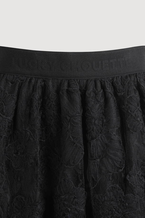 [Atelier] 레이스 밴딩 롱 스커트 (black)는 클래식하고 엘레강스한 무드를 연출하는 여성 의류입니다. 블랙 컬러의 레이스, 메쉬 소재가 조화롭게 어우러져 사계절 내내 활용 가능하며, A라인 핏과 맥시 기장으로 우아한 실루엣을 선사합니다. 허리 밴딩과 뒷중심 지퍼, 무릎 기장 안감, 레터링 디테일이 특징이며, 데이트룩, 모임룩, 파티룩 등 다양한 TPO에 맞춰 클래식, 미니멀, 로맨틱 스타일을 연출할 수 있습니다. 얇은 두께감과 루즈핏으로 편안한 착용감을 제공하며, 사틴 안감으로 고급스러운 분위기를 더합니다.
