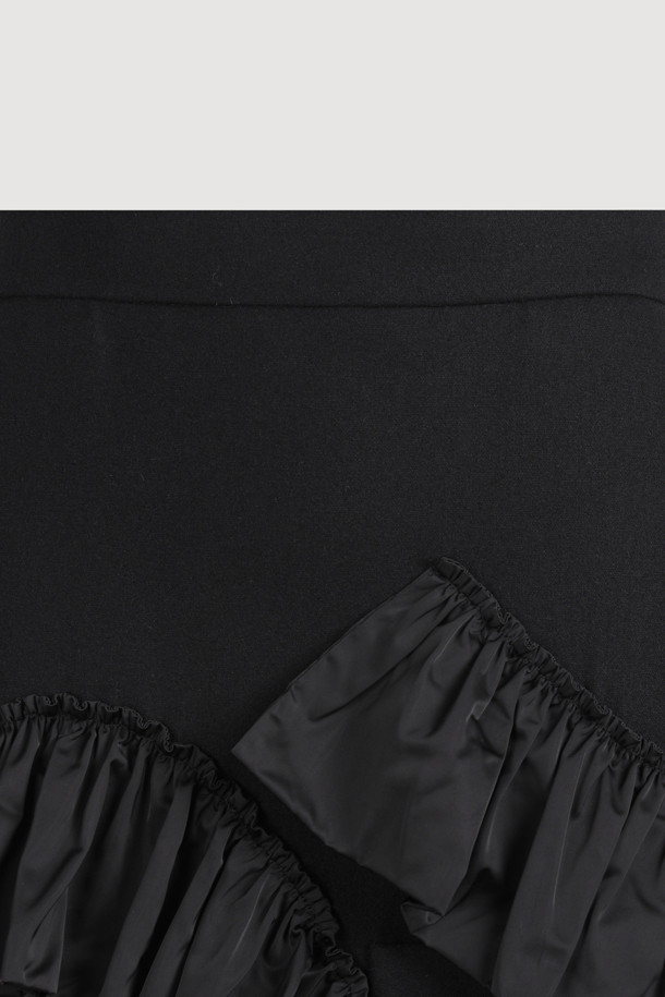 [Atelier] 프릴 포인트 미디 스커트 (블랙)는 울 소재로 제작되어 부드러운 촉감과 따뜻함을 선사합니다. H라인의 슬림핏으로 클래식하면서도 우아한 스타일을 연출하며, 두꺼운 두께감으로 가을, 겨울 시즌에 적합합니다. 언밸런스 프릴과 아웃포켓 디테일이 돋보이며, 뒷중심 지퍼로 간편하게 착용할 수 있습니다. 무지 디자인에 프릴 덧장 디테일이 더해져 세련된 포인트를 더하며, 오피스룩, 모임룩, 겨울 데일리룩 등 다양한 TPO에 활용 가능합니다. 미니멀하고 시크한 스타일을 즐기는 여성분들께 추천합니다.
