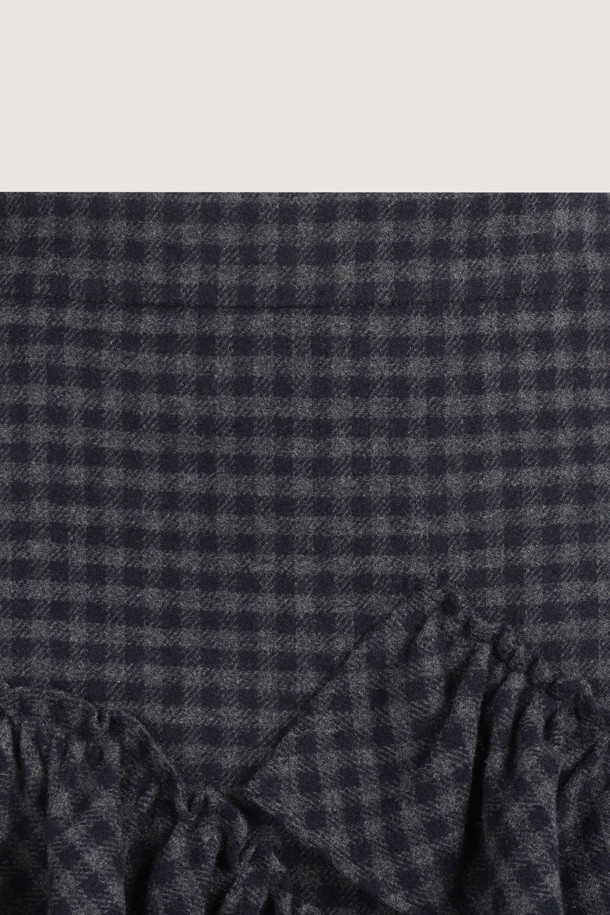 [Atelier] 프릴 포인트 미디 스커트 (멀티 컬러)는 가을, 겨울 시즌에 어울리는 여성용 미디 스커트입니다. 울 소재로 제작되어 부드러운 촉감을 선사하며, H라인 슬림핏으로 클래식하고 시크한 스타일을 연출합니다. 언밸런스 디자인과 프릴 디테일, 아웃포켓이 특징이며, 뒷중심 지퍼로 편안하게 착용할 수 있습니다. 멀티 컬러 체크 패턴으로 유니크한 매력을 더하여 데이트룩, 모임룩, 겨울 데일리룩 등 다양한 TPO에 활용하기 좋습니다.
